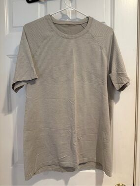 lululemon athletica Men's Short Sleeve Crew Tee in Light Taupe